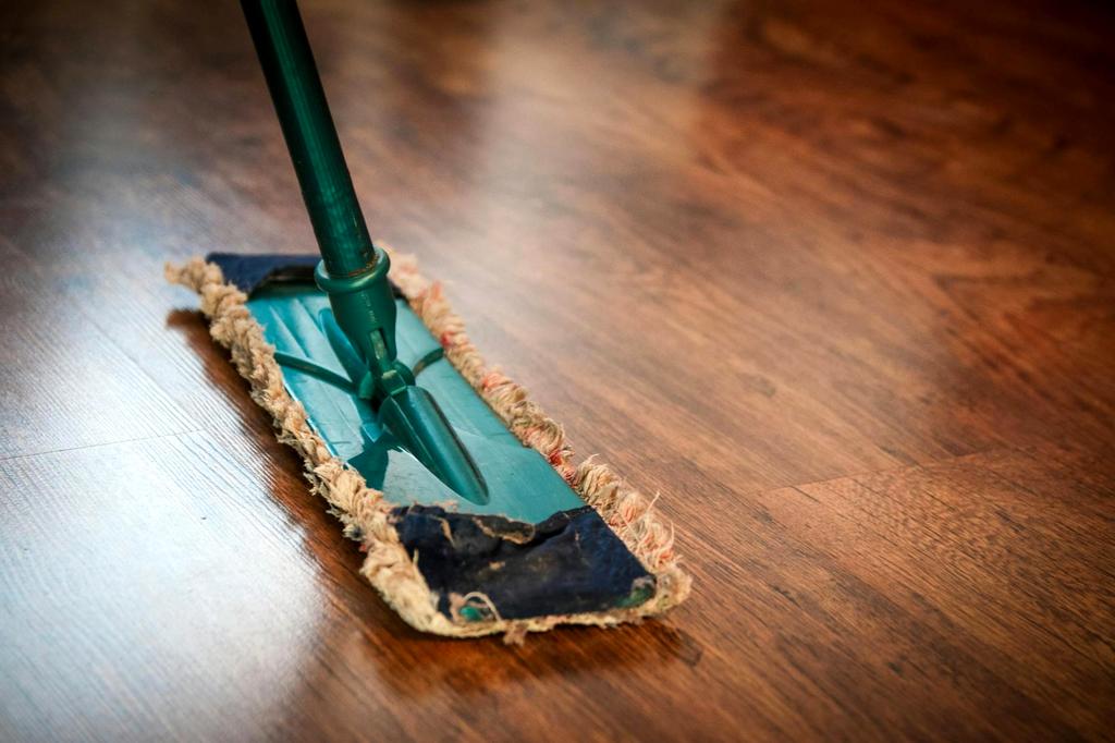 Czyste nowoczesne biuro symbolizujące ofertę cennika usług sprzątania