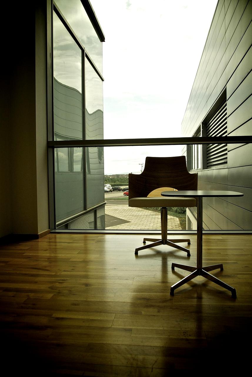 Robot sprzątający z technologią kwantową w nowoczesnym wnętrzu